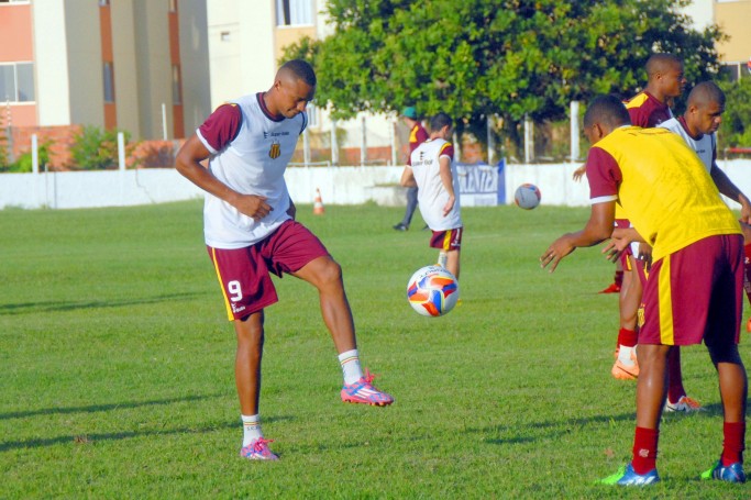 Zagueiro Edimar mostrou nos treinamentos que est&aacute; recuperado da les&atilde;o que o afastou dos gramados e vai para o jogo