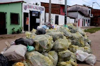 Lixo em parte do cal&ccedil;ad&atilde;o da lagoa da Jansen