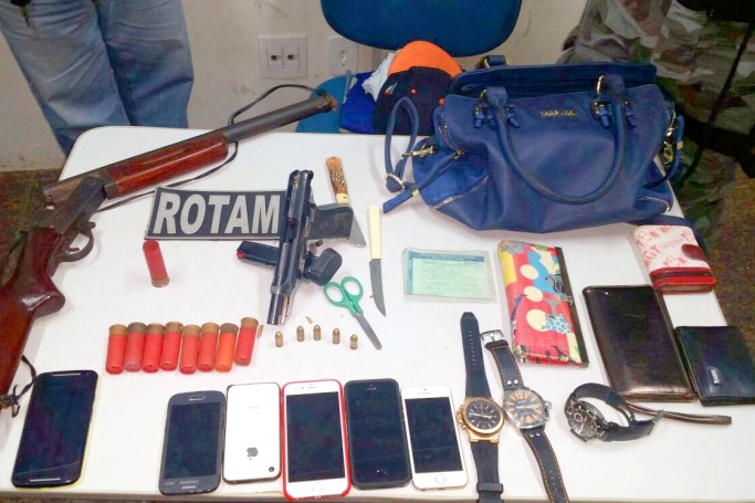 Quatro pessoas são presas após assaltar uma pizzaria e ainda trocar tiros com policiais militares da Rotam. Um deles foi baleado na mão