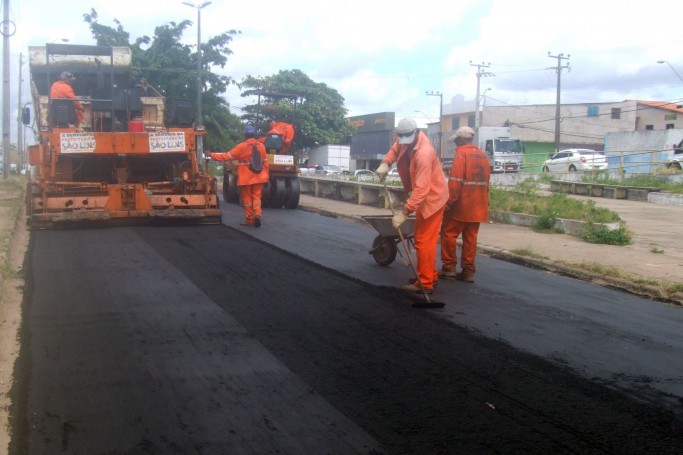 Bairro da Vila Palmeira recebe asfalto novo em 18 vias