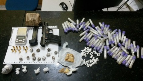 Suspeitos carregavam uma grande quantidade de drogas, armas e muni&ccedil;&otilde;es