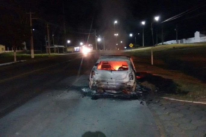 Inc&ecirc;ndio em ve&iacute;culo na BR 316