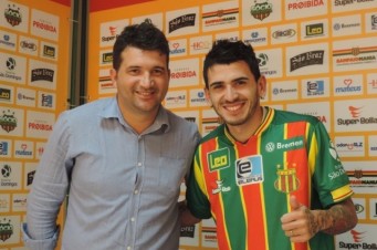 L&eacute;o Rodrigues j&aacute; foi apresentado e deve come&ccedil;ar a treinar com companheiros de equipe