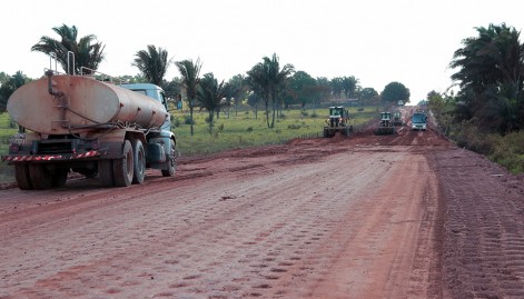 Pavimentação asfáltica que está acontecendo em diversos trechos da rodovia