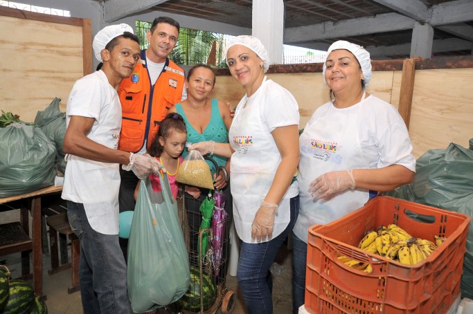 Prefeito Edivaldo entrega alimentos do PAA a fam&iacute;lias da Vila Jana&iacute;na?
