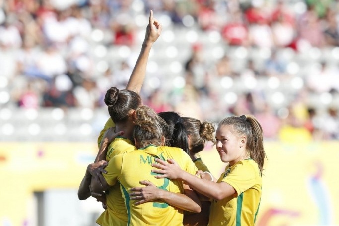 Sele&ccedil;&atilde;o feminina passou pelo M&eacute;xico e agora aguarda o outro finalista para disputar a ta&ccedil;a
