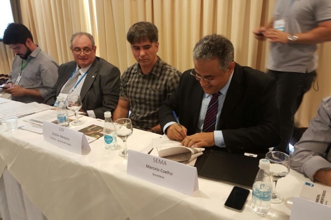 Secretário Marcelo assinando o termo de cooperação técnica com a Fundação Nacional de Saúde.