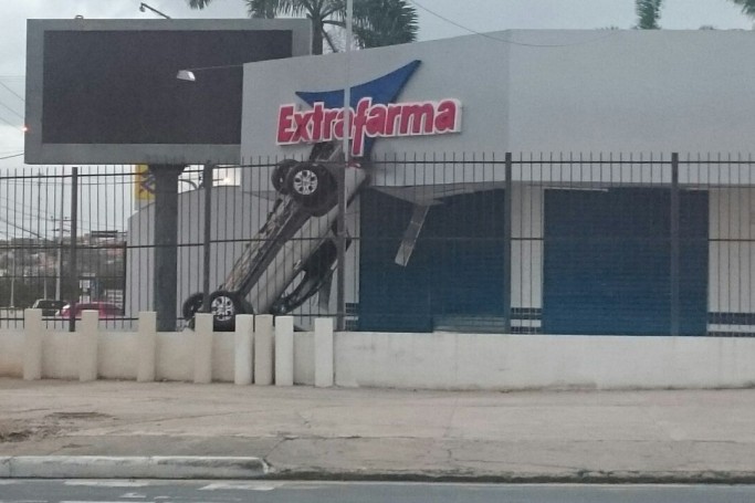 Carro invade farm&aacute;cia no Retorno do Calhau
