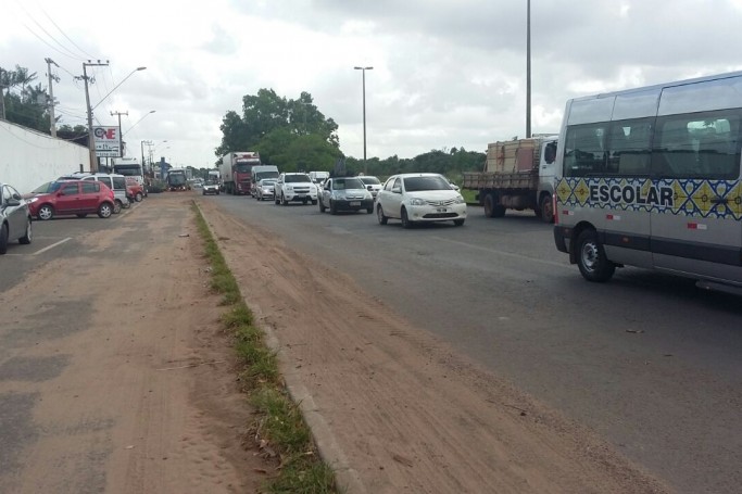 Servi&ccedil;o de infraestrutura causa um engarrafamento 1,5 Km na BR 135