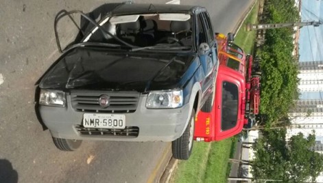 Carro capota na Avenida Jerônimo de Albuquerque