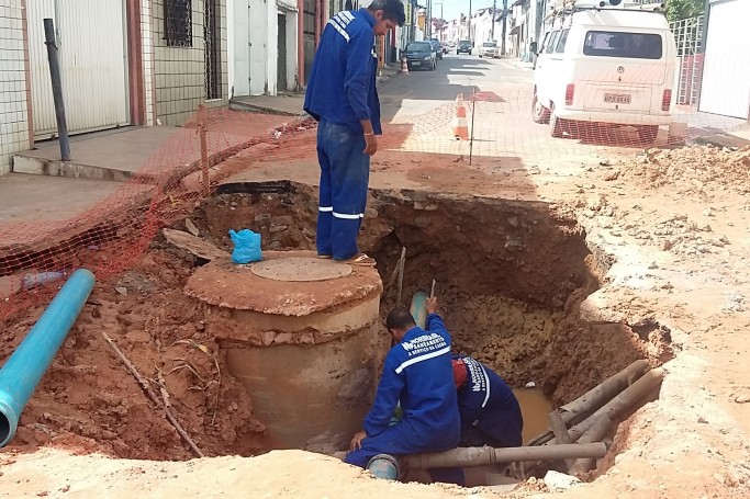 Caema conserta vazamento de &aacute;gua de grande intensidade na Madre Deus