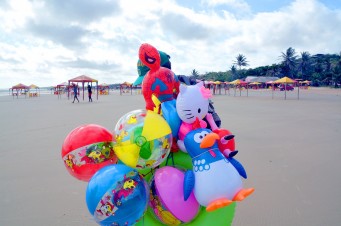 Com&eacute;rcio informal fatura nas praias