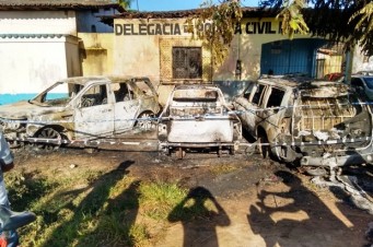 Ve&iacute;culos s&atilde;o incendiados em p&aacute;tio de delegacia
