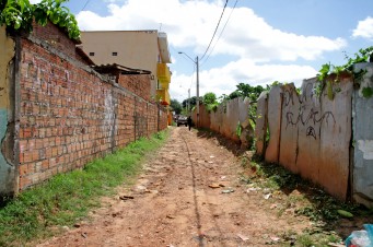 Proprietários de terrenos descumprem Lei de Muros e Calçadas na capital