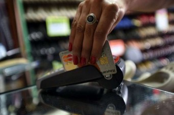 Juros do cart&atilde;o de cr&eacute;dito disparam a 372% e do cheque especial a 241,3%