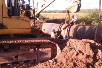 Caema conserta vazamento na adutora do Italuís e reinicia bombeamento de água para São Luís