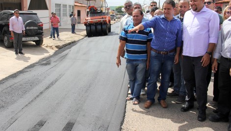 Clayton Noleto e Edivaldo Jr vistoriaram o in&iacute;cio do asfaltamento na Cohab.