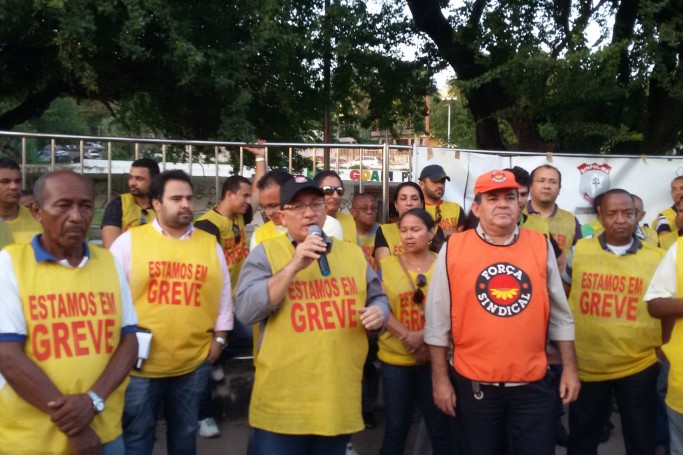 Policiais civis decidem pela continuidade da greve, mas mant&ecirc;m di&aacute;logo com o governo