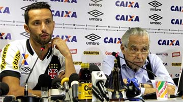 Durante a apresenta&ccedil;&atilde;o, o presidente Eurico Miranda comemorou o refor&ccedil;o e alfinetou o rival Flamengo