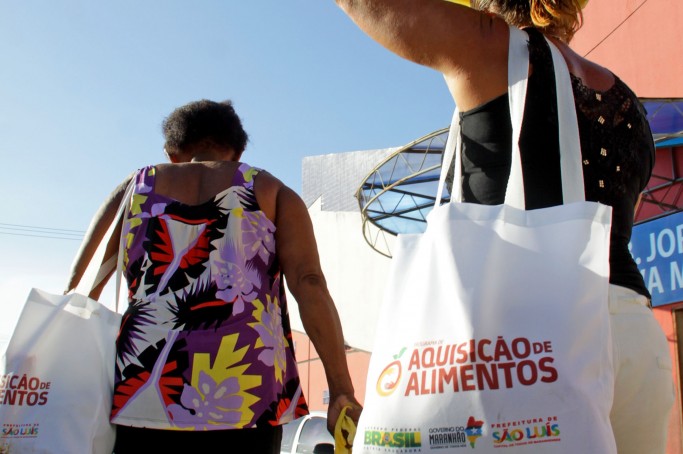 Fam&iacute;lias do Anil s&atilde;o contempladas com produtos do PAA entregues pela Prefeitura