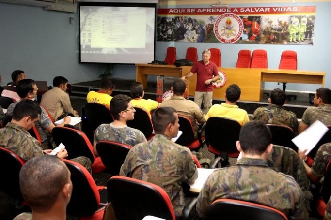 Governo e Marinha capacitam t&eacute;cnicos para conduzir "Lanchas Sociais" no interior do Estado  