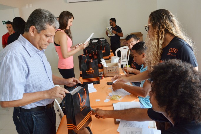 Atletas retiram os kits para corrida Circus Night Run 