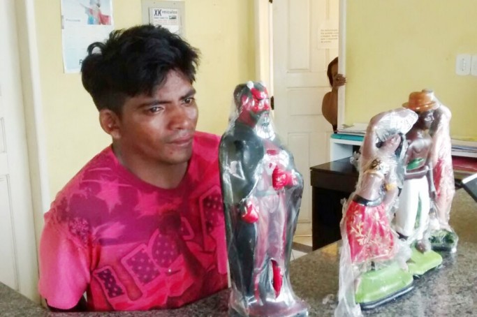 Homem é preso após invadir a casa de idoso e roubar várias imagens de umbanda