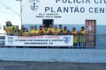 Investigadores da Pol&iacute;cia Civil fazem panfletagem em frente &agrave; Regional de Imperatriz