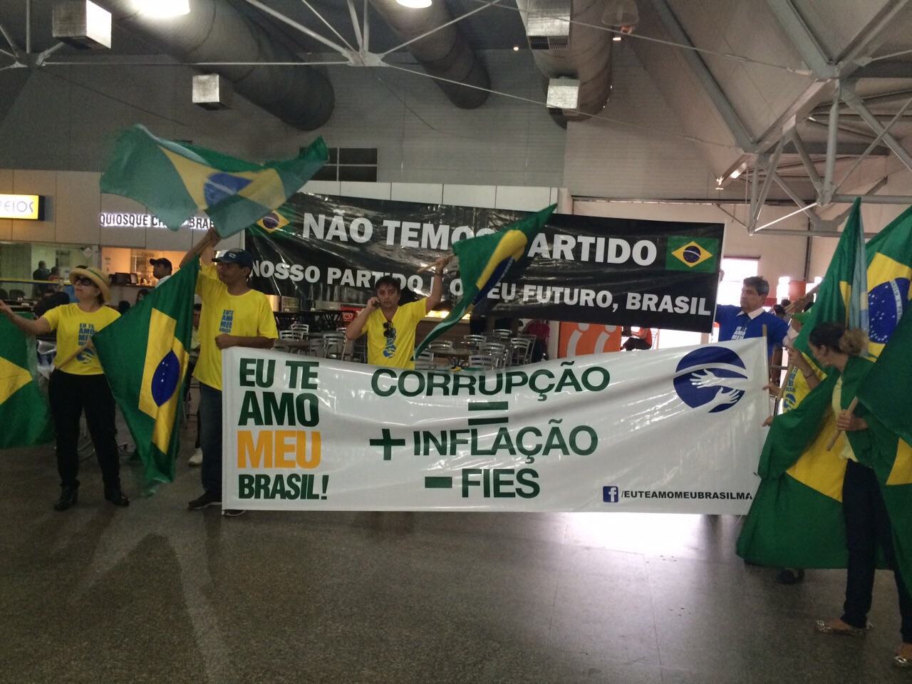 Manifestação contra Dilma no aeroporto