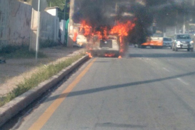 Carro modelo Kombi pegou fogo na Avenida dos Holandeses, em São Luís.