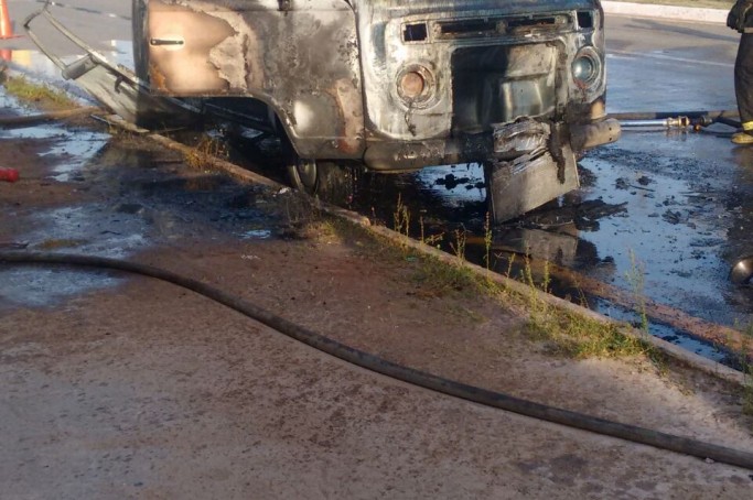 Carro modelo Kombi pegou fogo na Avenida dos Holandeses, em São Luís.