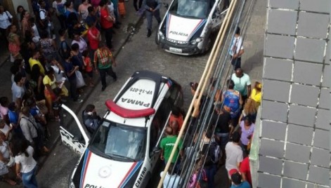 Adolescente dispara tiro em assalto e fere ele mesmo