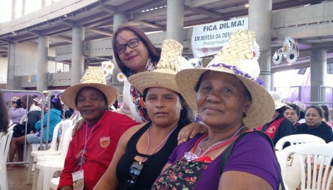 Secret&aacute;ria Laurinda Pinto com mulheres da comitiva do Maranh&atilde;o