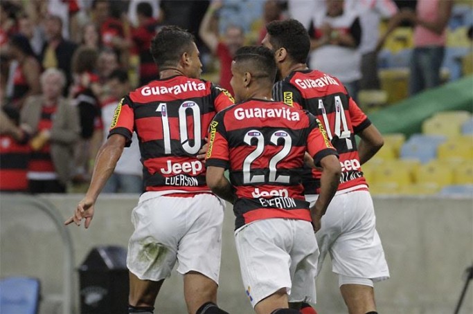 Wallace comemora com Ederson e Everton um dos gols na vit&oacute;ria diante do Atl&eacute;tico-PR no Maracan&atilde;