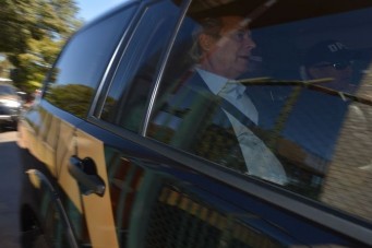 Ex-ministro Jos&eacute; Dirceu, deixa a sede da Pol&iacute;cia Federal em Bras&iacute;lia (Marcello Casal/Ag&ecirc;ncia Brasil)  