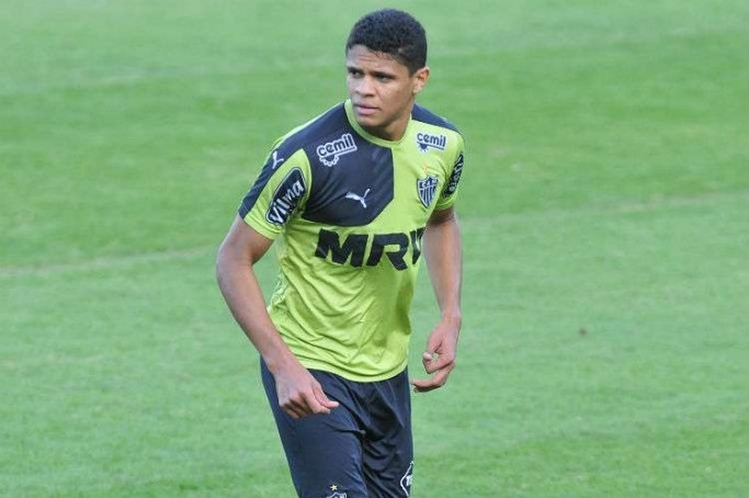 Lateral-esquerdo Douglas Santos ganha oportunidade na Sele&ccedil;&atilde;o Brasileira com t&eacute;cnico Dunga