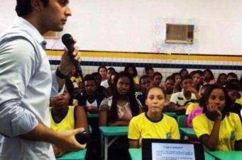 Diretor-geral do Procon-MA, Duarte J&uacute;nior, durante palestra sobre os direitos dos consumidores ministrada a estudantes da rede p&uacute;blica