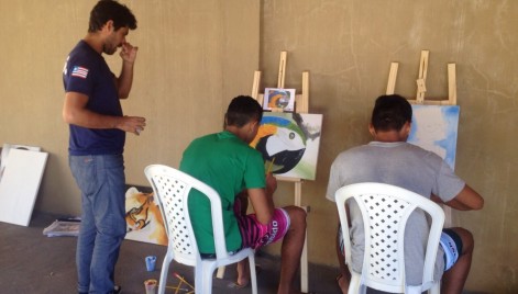 Instrutor acompanha o trabalho dos jovens