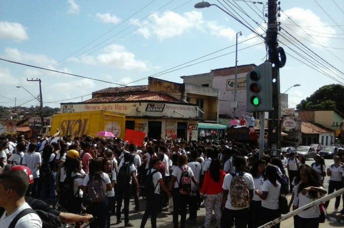 Alunos realizam manifestação por melhorias no Cintra