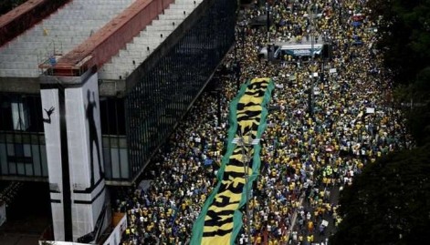 Milhares de pessoas v&atilde;o &agrave;s ruas contra governo e corrup&ccedil;&atilde;o neste domingo