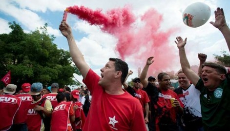 Milhares de pessoas v&atilde;o &agrave;s ruas contra governo e corrup&ccedil;&atilde;o neste domingo