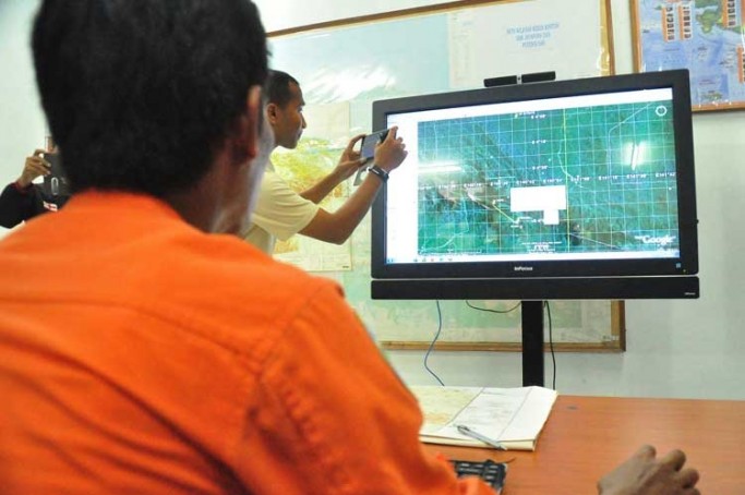 Autoridades da Indon&eacute;sia analisam mapa do local onde os destro&ccedil;os foram encontrados