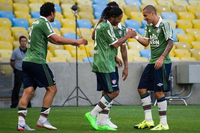 Fred e Ronaldinho disputam a primeira partida juntos pelo Fluminense, derrotando o Figueirense no Maracan&atilde;
