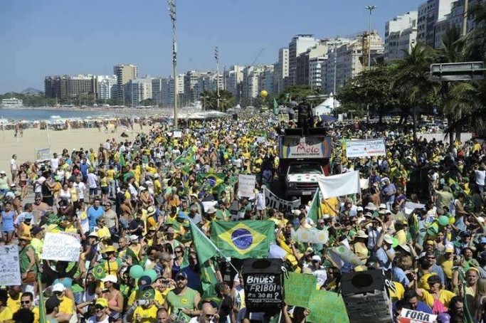 Manifestantes saem em passeata pela orla de Copacabana