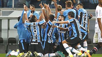 Gr&ecirc;mio alcan&ccedil;a virada sobre Joinville e segue luta pela lideran&ccedil;a da tabela
