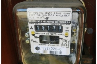 Consumidor acusado de ter inclinado medidor de energia será indenizado 