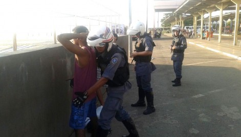 Policiais Militares revistam usuários de transporte coletivo para garantir tranquilidade nos terminais de integração