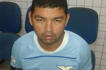PM encontra R$ 970 em dinheiro e drogas em carro