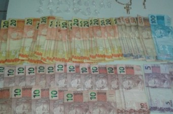 PM encontra R$ 970 em dinheiro e drogas em carro