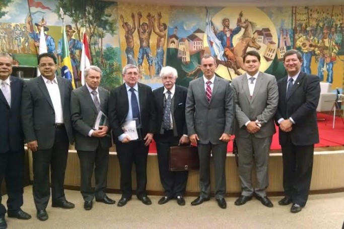 Ouvidor-geral, Marcos Caminha ao lado do conselheiro do TCE, Washington Oliveira, e ouvidores participantes do Semin&aacute;rio Regional de Ouvidorias P&uacute;blicas